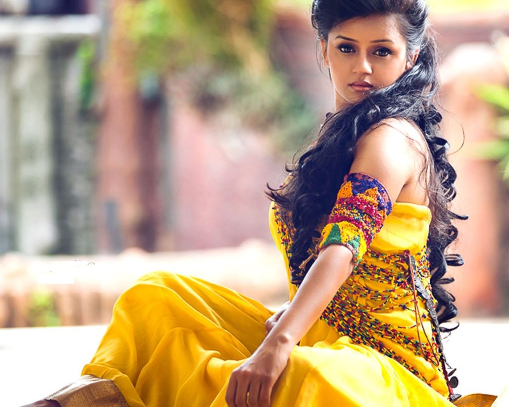 Jayshree Soni Hot HD Pics In Yellow Clothes