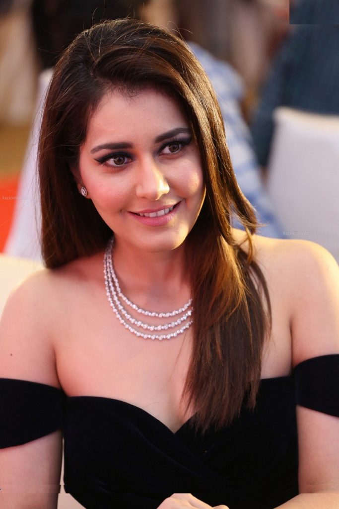 Raashi Khanna Hot Pictures For Profile Pics