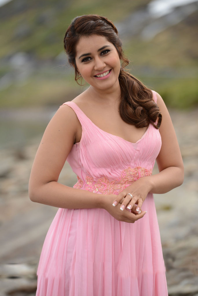 Raashi Khanna Sweet Smile Pictures