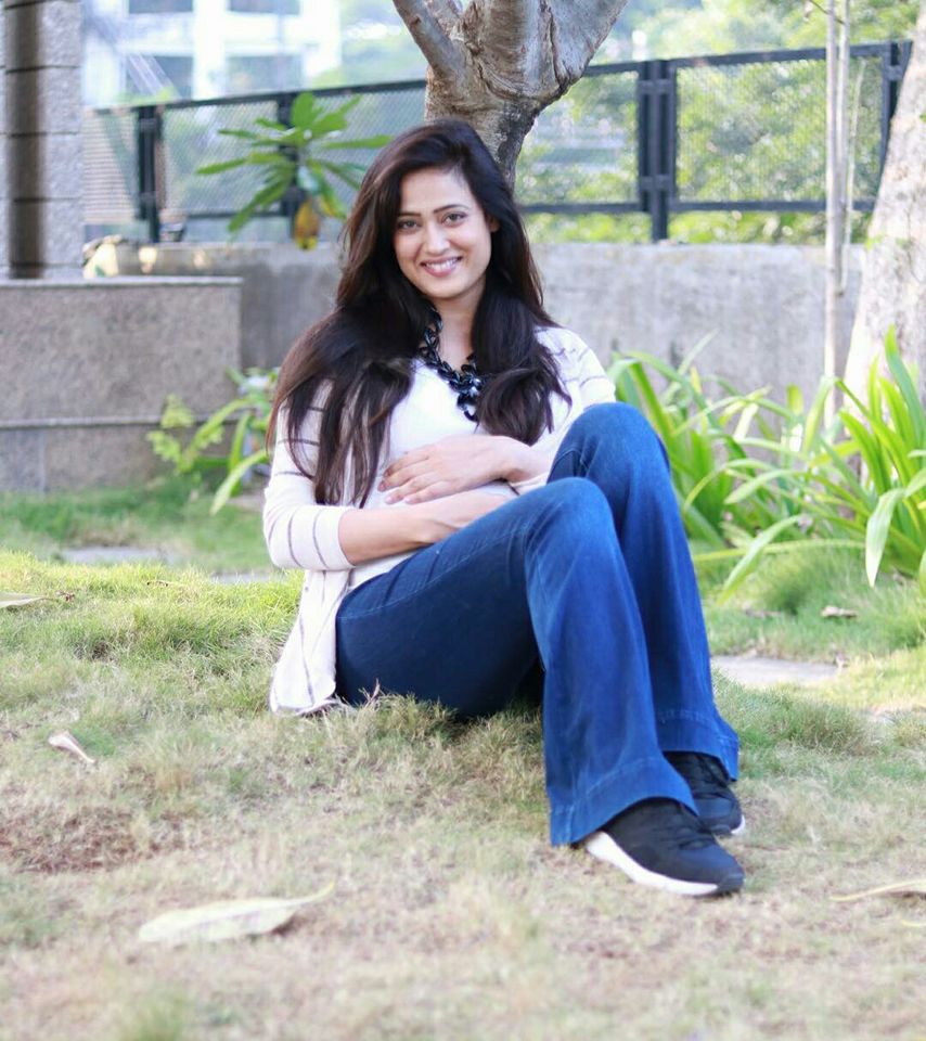 Shweta Tiwari HD Pictures In Jeans Top