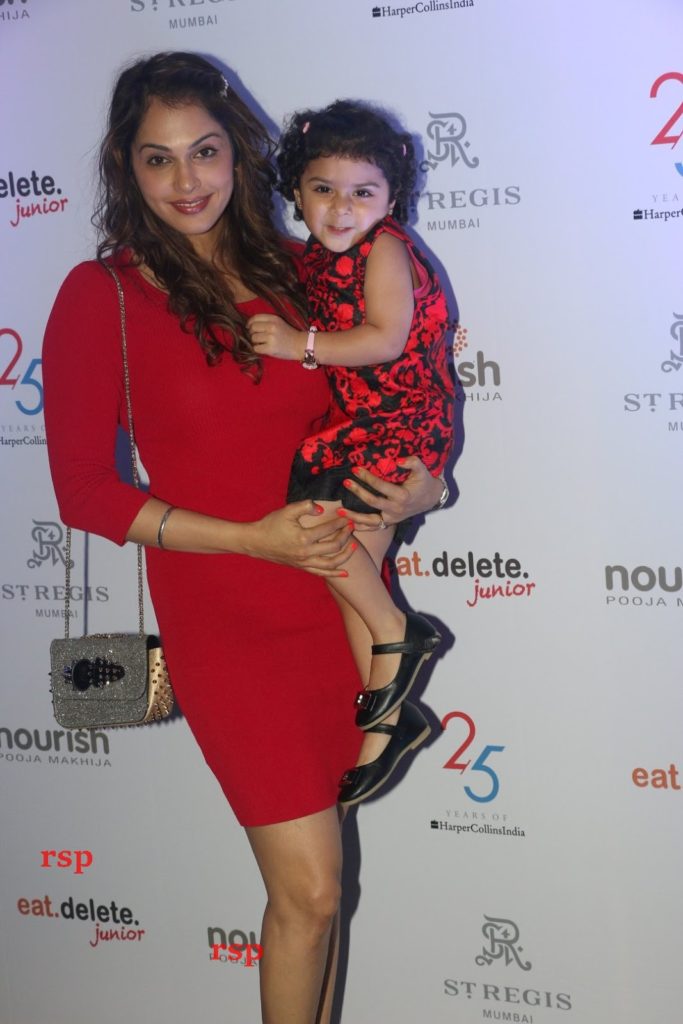 Isha Koppikar With Daughter Bold Pictures