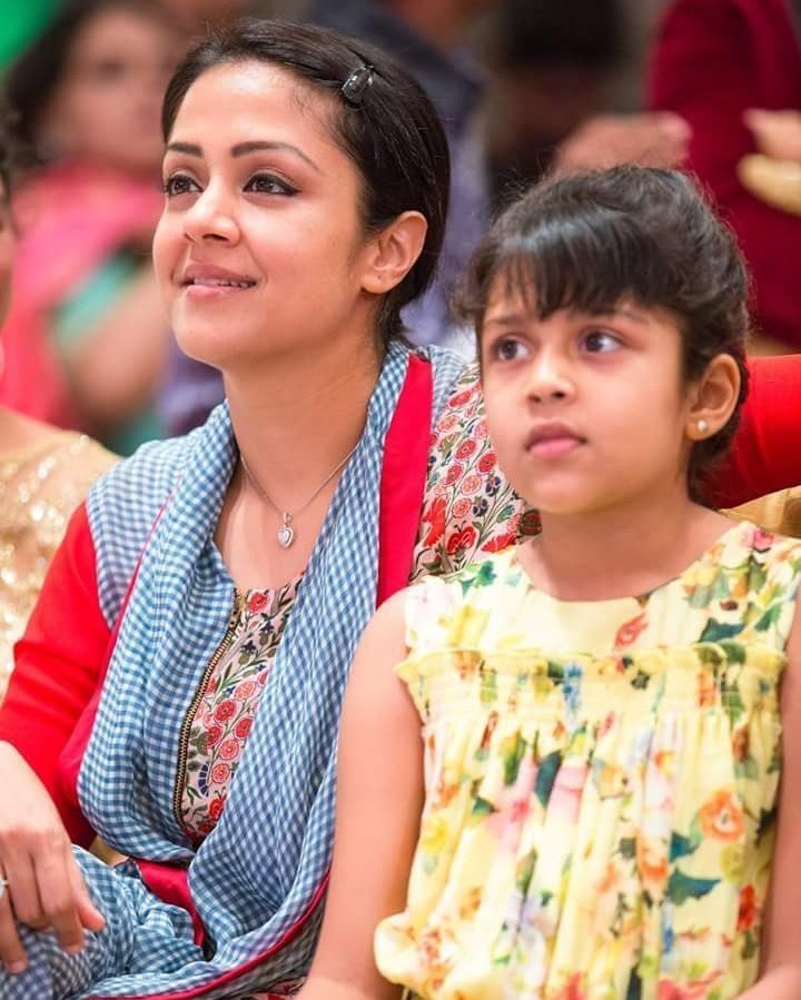 Jyothika Sexy Pics With Daughter