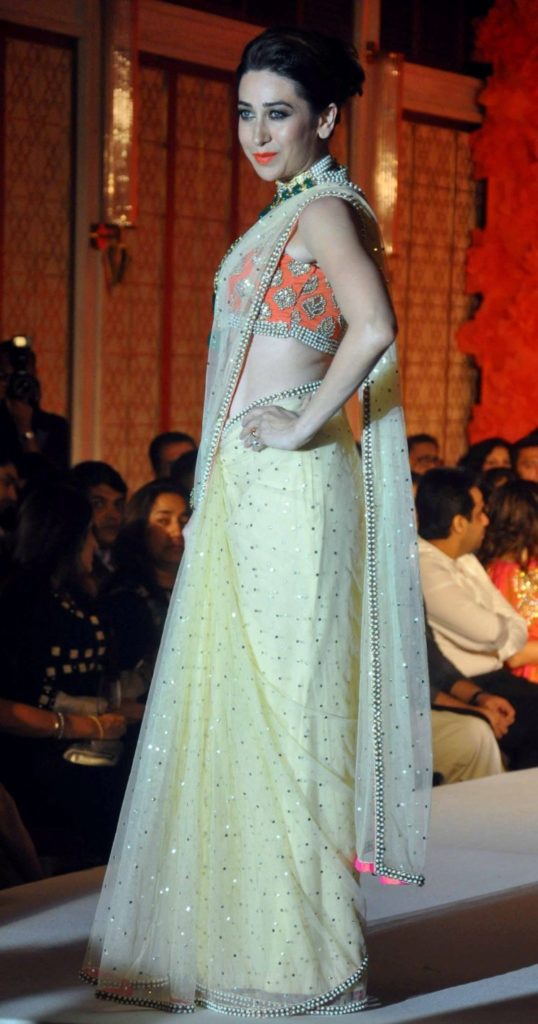 Karisma Kapoor In Bikini Wallpapers