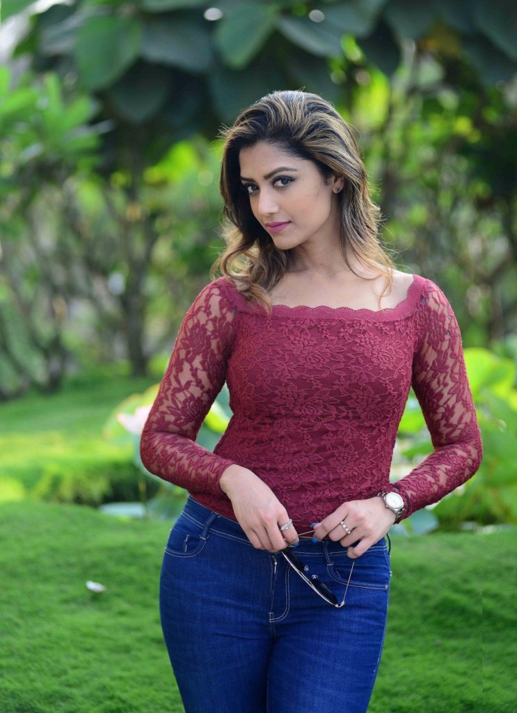 Mamta Mohandas In Jeans Top Bold Wallpapers