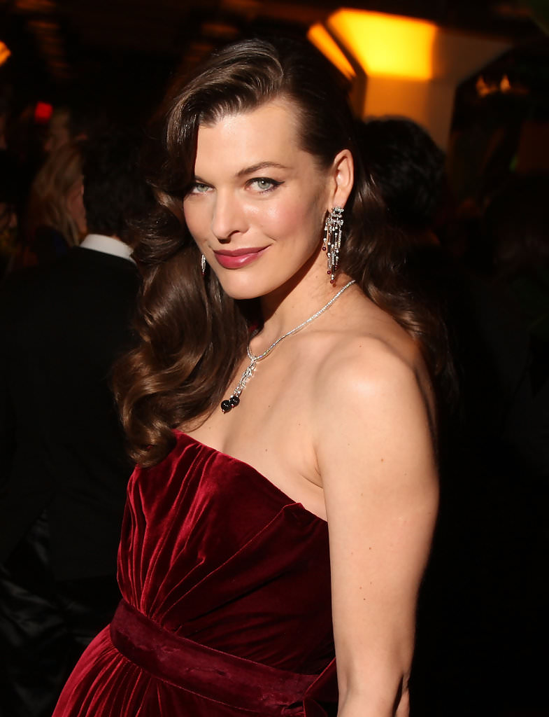 Milla Jovovich Offsholder Pictures