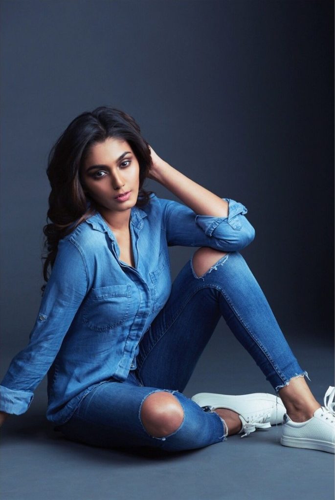 Sana Makbul Hot HD Pics In Jeans Top