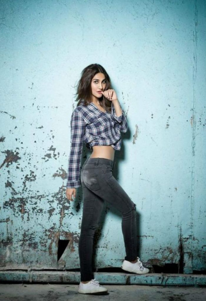 Vaani Kapoor Cute & Sexy Looking Pictures