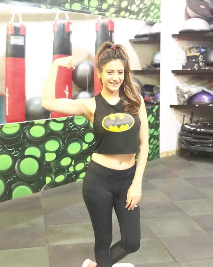 Hiba Nawab Navel Pics In Gym Clothes