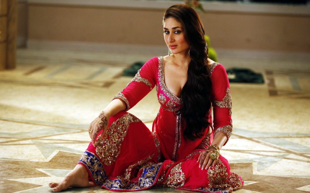 Kareena Kapoor Hot HD Dancing Pics Photos Download