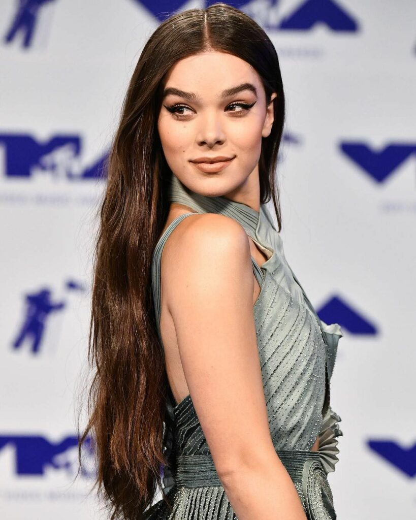 Hailee Steinfeld Thighs Images