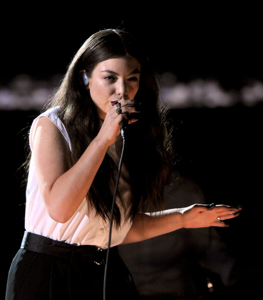 Lorde-Singing-Images