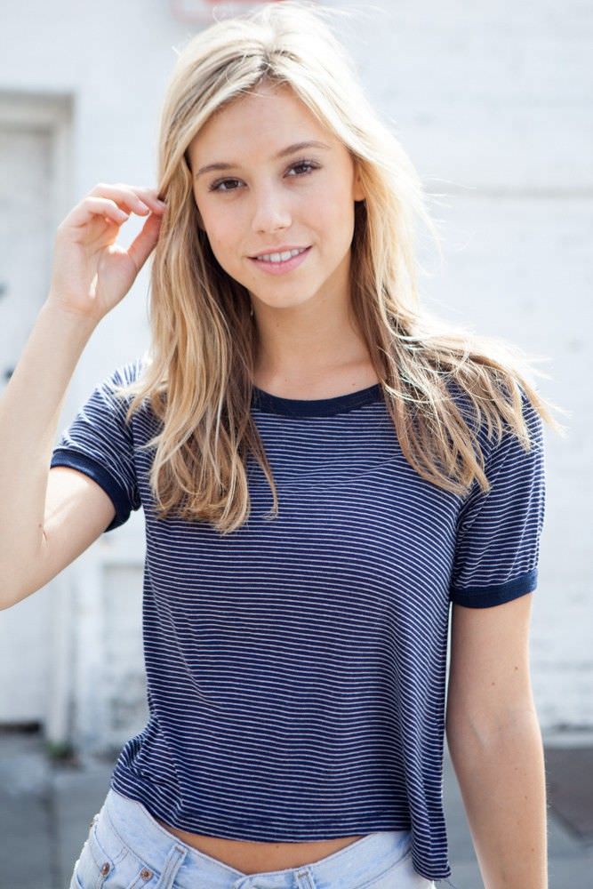 Alexis Ren Hair Style Pictures