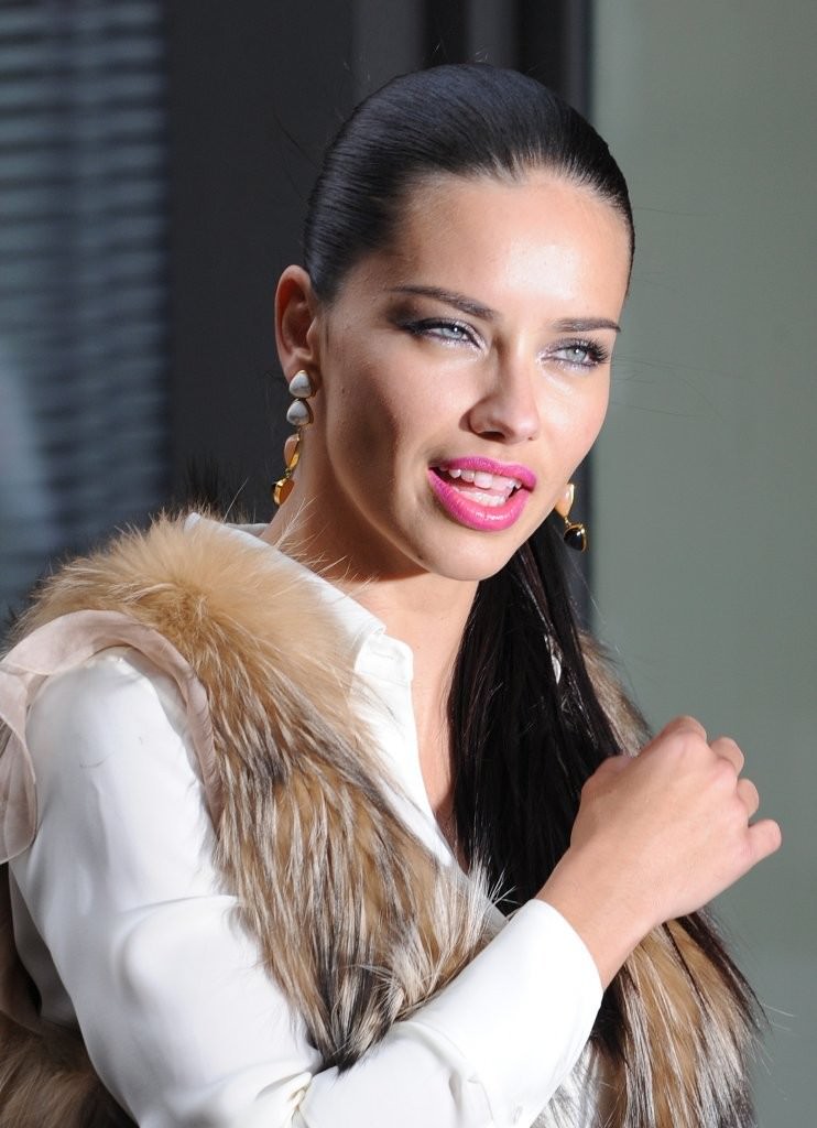 Adriana Lima Oops Moment Images