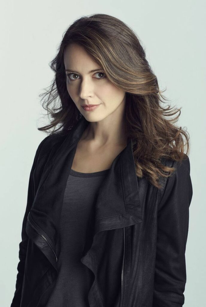 Amy Acker Cleavage Images